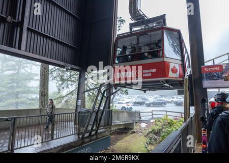 Vancouver, Kanada - Dezember 16,2022: Ein Blick auf die Skyride Gondola am Gipfel von Vancouver im Gebäude des Grouse Mountain Ski Resort Stockfoto