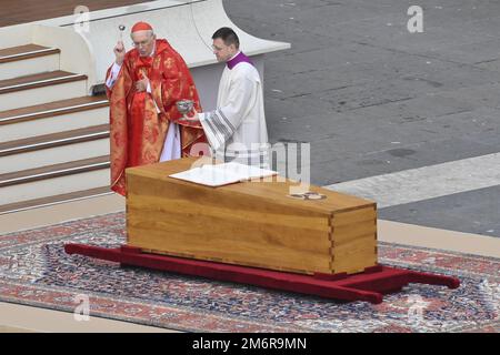 Kardinal Giovanni Battista Re segnet den Sarg von Papst Emeritus Benedict XVI. Während der Bestattungsmesse für Papst Emeritus Benedict XVI am 5. Januar 2023 im Petersdom, Vatikanstadt, Vatikan. Stockfoto