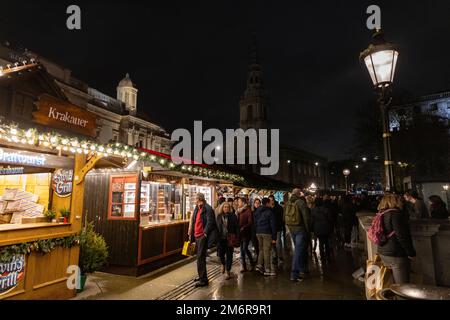 Während der Weihnachtseinkäufe am Trafalgar Square am 2022. Dezember in London, England, sind Weihnachtseinkäufer auf dem Weg durch die Weihnachtsmärkte Stockfoto