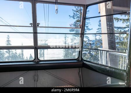 Vancouver, Kanada - Dezember 16,2022: Ein Blick auf die leere Skyride Gondola am Gipfel von Vancouver im Skigebiet Grouse Mountain Stockfoto