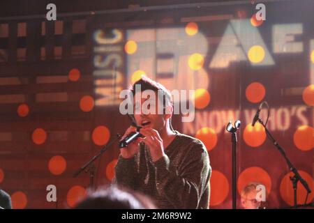 Eine große große Welt - Ian Axel und Chad King in einem Konzert Stockfoto