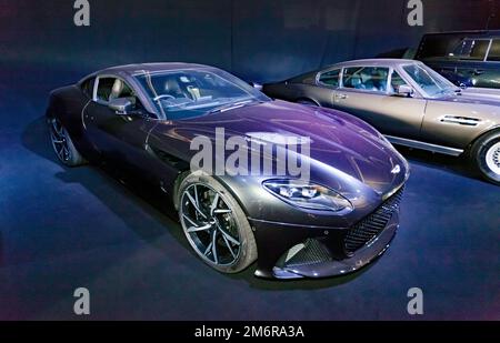 Blick auf die Aston Martin DBS Superleggera aus dem Film No Time To die im 2022 Silverstone Classic Stockfoto