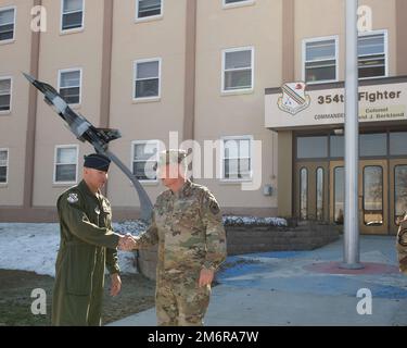 General Glen VanHerck, Commander, North American Aerospace Defense Command und U.S. Kommando Nord, trifft Oberst David Berkland, 354. Kampfflügelkommandeur, am Eielson Luftwaffenstützpunkt, Alaska, 4. Mai 2022. (Foto des Verteidigungsministeriums von Chuck Marsh) Stockfoto