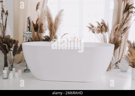 Modernes weißes Badezimmer. Weißes Bad in einem Zimmer mit weißen Wänden. Innendesign Stockfoto