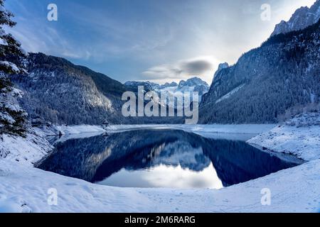 Wunderschöne verschneite Winterlandschaft mit Dachstein und Gosausee in Österreich bei Hallstatt. Stockfoto