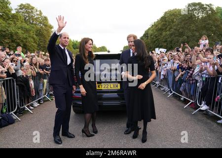 Datei Foto vom 10/09/22 des damaligen Prinzen und Prinzessin von Wales (links) und des Herzogs und der Herzogin von Sussex, treffen Mitglieder der Öffentlichkeit in Windsor Castle in Berkshire nach dem Tod von Königin Elizabeth II. Der Herzog von Sussex hat angeblich behauptet, er sei von seinem Bruder wegen seiner Ehe mit Meghan Markle angegriffen worden. Ausgabedatum: Donnerstag, 5. Januar 2023. Stockfoto