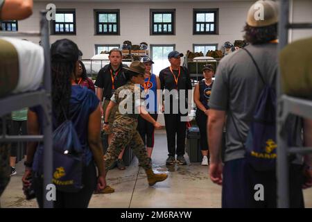 Highschool-Lehrer erhalten eine Recruit Squad Bay Tour im Marine Corps Recruit Depot Parris Island, South Carolina, 4. Mai 2022. Der jährlich stattfindende Marine Corps District Educators' Workshop 1. brachte High School-Mitarbeiter und Dozenten sowie Rundfunkmedien aus dem Nordosten der Vereinigten Staaten nach MCRD PI, um eine Vorschau auf die Ausbildung von Rekruten zu erhalten und die Möglichkeiten zu zeigen, die ihren Schülern innerhalb des Marine Corps zur Verfügung stehen. Stockfoto