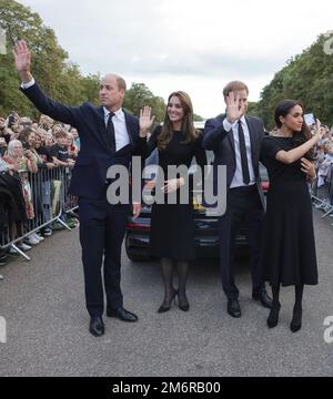 Datei Foto vom 10/09/22 des damaligen Prinzen und Prinzessin von Wales (links) und des Herzogs und der Herzogin von Sussex, treffen Mitglieder der Öffentlichkeit in Windsor Castle in Berkshire nach dem Tod von Königin Elizabeth II. Der Herzog von Sussex hat angeblich behauptet, er sei von seinem Bruder wegen seiner Ehe mit Meghan Markle angegriffen worden. Ausgabedatum: Donnerstag, 5. Januar 2023. Stockfoto