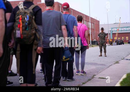 High School-Pädagogen versammeln sich auf gelben Fußabdrücken bei Marine Corps Recruit Depot Parris Island, South Carolina, 4. Mai 2022. Der jährlich stattfindende Marine Corps District Educators' Workshop 1. brachte High School-Mitarbeiter und Dozenten sowie Rundfunkmedien aus dem Nordosten der Vereinigten Staaten nach MCRD PI, um eine Vorschau auf die Ausbildung von Rekruten zu erhalten und die Möglichkeiten zu zeigen, die ihren Schülern innerhalb des Marine Corps zur Verfügung stehen. Stockfoto