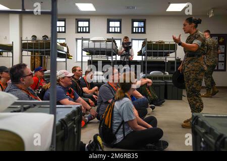 Highschool-Lehrer erhalten eine Recruit Squad Bay Tour im Marine Corps Recruit Depot Parris Island, South Carolina, 4. Mai 2022. Der jährlich stattfindende Marine Corps District Educators' Workshop 1. brachte High School-Mitarbeiter und Dozenten sowie Rundfunkmedien aus dem Nordosten der Vereinigten Staaten nach MCRD PI, um eine Vorschau auf die Ausbildung von Rekruten zu erhalten und die Möglichkeiten zu zeigen, die ihren Schülern innerhalb des Marine Corps zur Verfügung stehen. Stockfoto