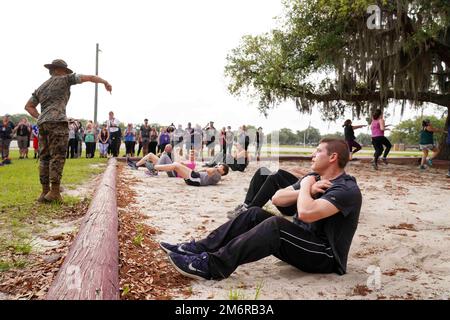 Schullehrer erhalten eine Demonstration von Incentive-Schulungen aus den USA Sgt. Alexander A. Ochoa und Sgt. Alejandra Estrada-Rodriguez, Marine Corps Recruit Depot Parris Island, South Carolina, 4. Mai 2022. Der jährlich stattfindende Marine Corps District Educators' Workshop 1. brachte High School-Mitarbeiter und Dozenten sowie Rundfunkmedien aus dem Nordosten der Vereinigten Staaten nach MCRD PI, um eine Vorschau auf die Ausbildung von Rekruten zu erhalten und die Möglichkeiten zu zeigen, die ihren Schülern innerhalb des Marine Corps zur Verfügung stehen. Stockfoto