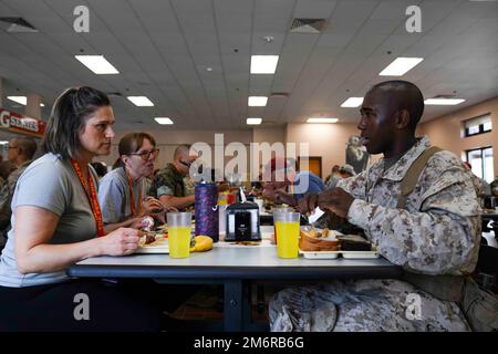 Highschool-Pädagogen essen in einem Recruit Chow Hall im Marine Corps Recruit Depot Parris Island, South Carolina, 4. Mai 2022. Der jährlich stattfindende Marine Corps District Educators' Workshop 1. brachte High School-Mitarbeiter und Dozenten sowie Rundfunkmedien aus dem Nordosten der Vereinigten Staaten nach MCRD PI, um eine Vorschau auf die Ausbildung von Rekruten zu erhalten und die Möglichkeiten zu zeigen, die ihren Schülern innerhalb des Marine Corps zur Verfügung stehen. Stockfoto