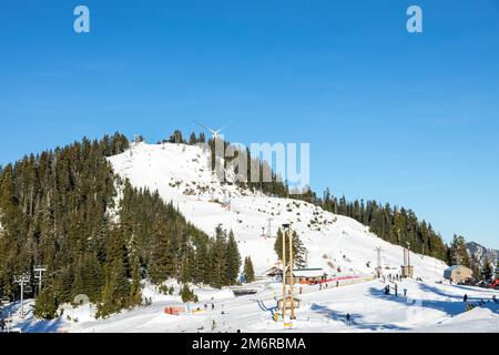 Vancouver, Kanada - 16. Dezember 2022: Blick auf das Skigebiet Grouse Mountain mit dem Auge des Windes im Hintergrund Stockfoto