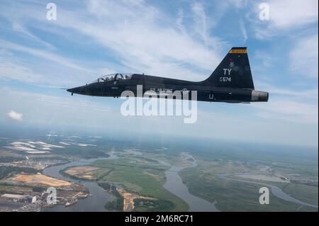 Ein T-38A Talon, das der 2. Kampfgeschwader zugeteilt wurde, fliegt über Georgia während der Zeit von Sentry Savannah 22-1, 4. Mai 2022. Der 2. FTS ist ein gegnerisches Geschwader, das die Bedrohung nachbildet, vor allem für die formelle Trainingseinheit des F-22 Raptor, die 43D. Kampfgeschwader. Beide Einheiten nahmen an Sentry Savannah Teil, einem Training, das vom Air National Guard's Air Dominance Center ausgerichtet wurde. Stockfoto