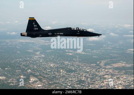 Ein T-38A Talon, das der 2. Kampfgeschwader zugeteilt wurde, fliegt über Georgia während der Zeit von Sentry Savannah 22-1, 4. Mai 2022. Der 2. FTS ist ein gegnerisches Geschwader, das die Bedrohung nachbildet, vor allem für die formelle Trainingseinheit des F-22 Raptor, die 43D. Kampfgeschwader. Beide Einheiten nahmen an Sentry Savannah Teil, einem Training, das vom Air National Guard's Air Dominance Center ausgerichtet wurde. Stockfoto