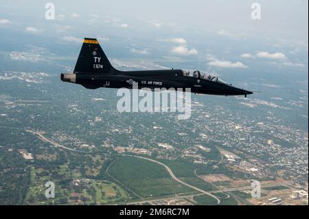 Ein T-38A Talon, das der 2. Kampfgeschwader zugeteilt wurde, fliegt über Georgia während der Zeit von Sentry Savannah 22-1, 4. Mai 2022. Der 2. FTS ist ein gegnerisches Geschwader, das die Bedrohung nachbildet, vor allem für die formelle Trainingseinheit des F-22 Raptor, die 43D. Kampfgeschwader. Beide Einheiten nahmen an Sentry Savannah Teil, einem Training, das vom Air National Guard's Air Dominance Center ausgerichtet wurde. Stockfoto