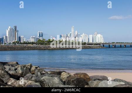 Die Skyline von Panama City vom Plaza V Centenario am Eingang zur Altstadt in San Felipe aus gesehen Stockfoto