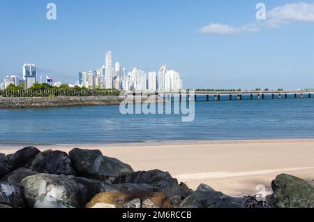 Die Skyline von Panama City vom Plaza V Centenario am Eingang zur Altstadt in San Felipe aus gesehen Stockfoto