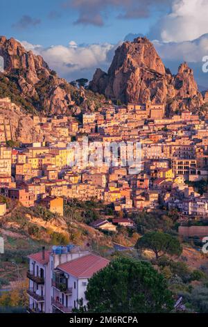 Gagliano Castelferrato, Sizilien, Italien. Unvergleichliches Stadtbild der historischen Stadt Gagliano Castelferrato in Sizilien bei dramatischem Sonnenaufgang. Stockfoto