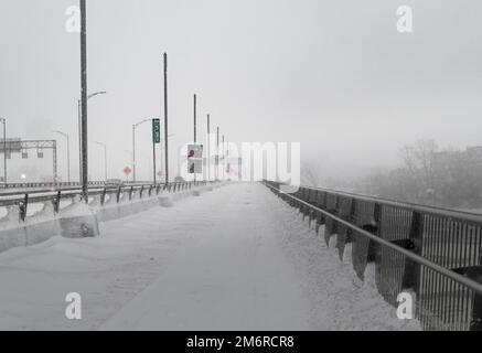 Straße unter dem Schnee. Nahaufnahme von Schnee auf der Straße. Es ist unmöglich, ein Fahrzeug zu nehmen. Schneesturm. Transport bei Schnee nicht möglich. Straße mit Schnee. Stockfoto