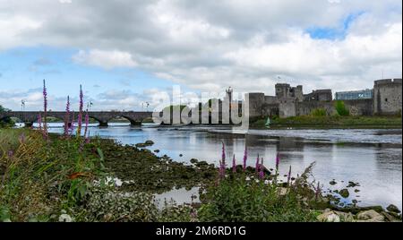 Panoramablick auf den Shannon River und Kong John's Castle in Limerick mit der Thomond Bridge im Hintergrund Stockfoto