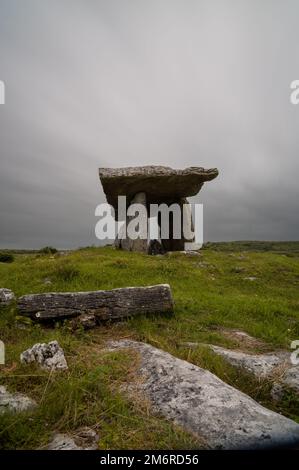 Eine Langzeitaufnahme der Poulnabrone Dolmen unter einem bewölkten Himmel in der Grafschaft Clare in Westirland Stockfoto