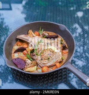 Gefülltes Steak mit Sahne, gegrillte Lamm Kalbsrippchen auf einem Teller mit gebackenen Kartoffeln Stockfoto