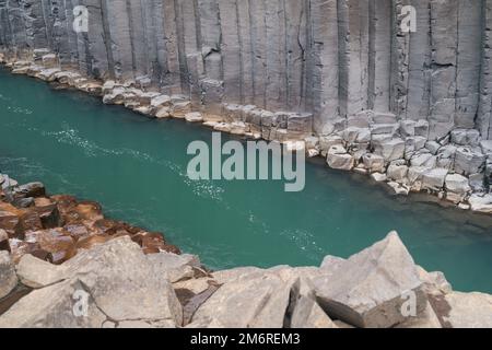 Islands berühmte Basaltsäule Studlagil Canyon Stockfoto