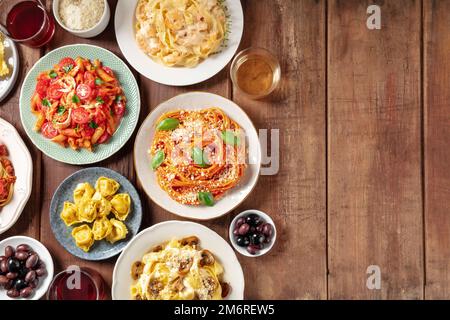 Italienische Pasta, verschiedene Gerichte, Overhead Flat Lay Shot mit Kopierbereich Stockfoto