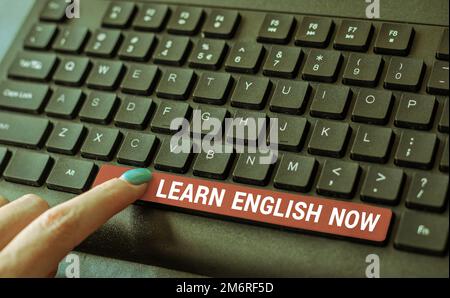 Handschriftentext Jetzt Englisch lernen. Internet-Konzept Erwerben oder erwerben Kenntnisse und Fähigkeiten der englischen Sprache Stockfoto