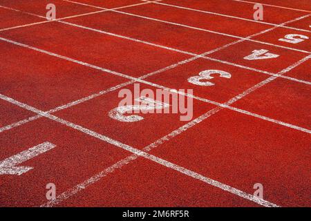 Beginne mit Zahlen auf der Laufbahn oder der Sportlerbahn im Stadion Stockfoto