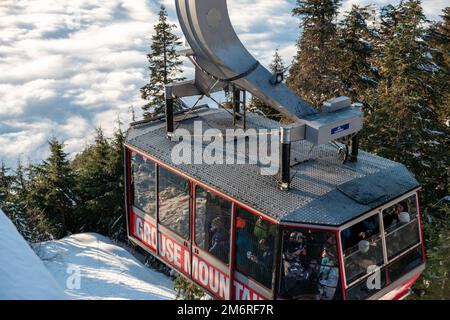 Vancouver, Kanada - Dezember 16,2022: Ein Blick auf die Skyride Gondola am Gipfel von Vancouver im Grouse Mountain Ski Resort bei Sonnenuntergang Stockfoto