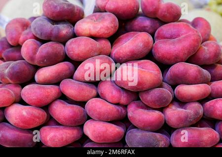 Gestapelte flache Pfirsiche, Rialto-Markt, Venedig. Venetien. Italien Stockfoto