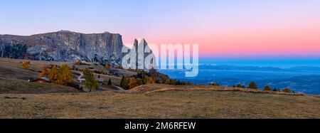 Sciliar bei Sonnenaufgang im Herbst, Seiser Alm, Sud Tirol, Italien Stockfoto