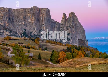 Sciliar bei Sonnenaufgang im Herbst, Seiser Alm, Sud Tirol, Italien Stockfoto