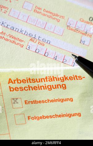 Bescheinigung der Arbeitsunfähigkeit, Erstbescheinigung, Nachsorgebescheinigung, Biros Stockfoto