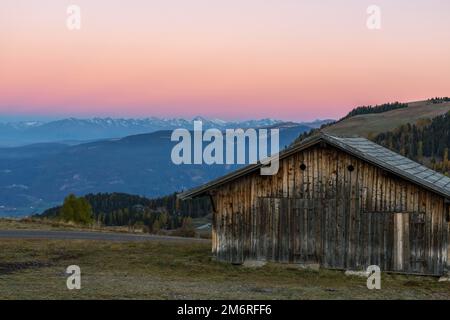 Sciliar bei Sonnenaufgang im Herbst, Seiser Alm, Sud Tirol, Italien Stockfoto