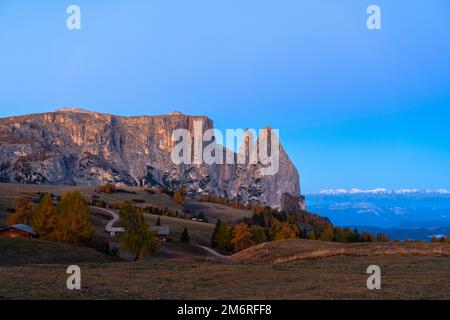 Sciliar bei Sonnenaufgang im Herbst, Seiser Alm, Sud Tirol, Italien Stockfoto