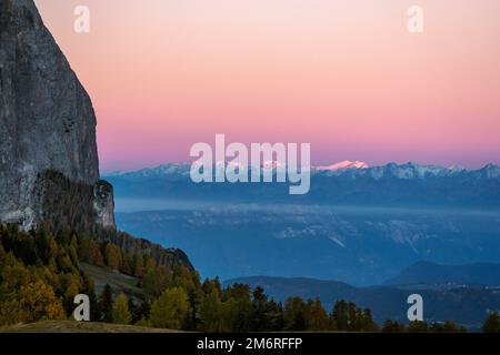 Sciliar bei Sonnenaufgang im Herbst, Seiser Alm, Sud Tirol, Italien Stockfoto