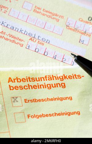 Bescheinigung der Arbeitsunfähigkeit, Erstbescheinigung, Nachsorgebescheinigung, Biros Stockfoto