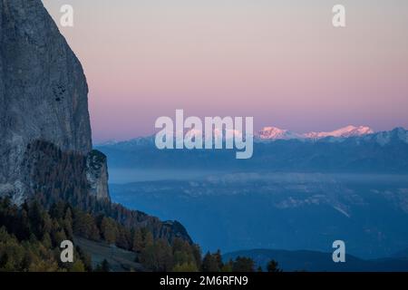 Sciliar bei Sonnenaufgang im Herbst, Seiser Alm, Sud Tirol, Italien Stockfoto