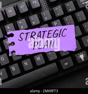 Schreiben mit Anzeige des Textes Strategieplan. Wort für Einen Prozess, bei dem Strategien definiert und Entscheidungen getroffen werden Stockfoto