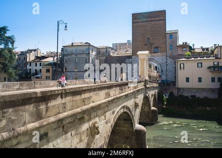 Padua-Brücke, Blick im Sommer auf die Ponte Molino, eine römische Brücke aus dem Jahr 30AD, die sich über den Bacchiglione in Padua (Padua), Veneto, Italien erstreckt Stockfoto