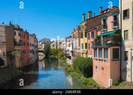 Padua Altstadt, Blick auf farbenfrohe mittelalterliche Häuser entlang des Flusses Bacchiglione im Zentrum von Padua (Padua), Veneto, Italien Stockfoto