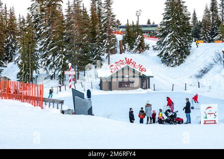 Vancouver, Kanada - Dezember 16,2022: Ein Blick auf Santas Workshop und die Eislaufbahn am Gipfel von Vancouver (Skigebiet Grouse Mountain) Stockfoto