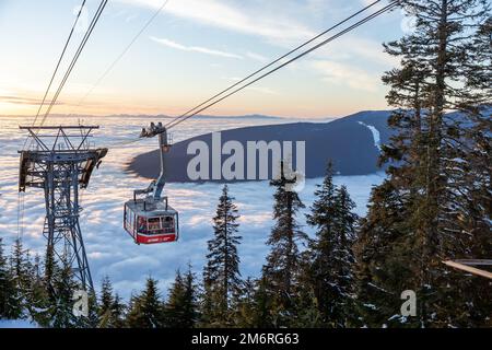 Vancouver, Kanada - Dezember 16,2022: Ein Blick auf die Skyride Gondola am Gipfel von Vancouver im Grouse Mountain Ski Resort bei Sonnenuntergang Stockfoto