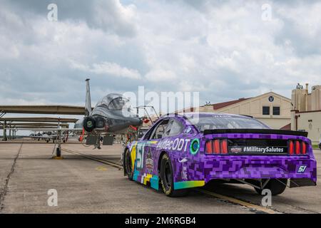 Rick Ware Racings NASCAR Cup Series Nummer 51 steht am Joint Base San Antonio-Randolph, Texas, am 4. Mai 2022 Kopf an Kopf mit einem T-38 Talon. Das Auto und die Renncrew besichtigten die JBSA über drei Tage hinweg und gaben Militärangehörigen und ihren Familien im Rahmen ihres Military Salutes Program einen näheren Blick. Stockfoto