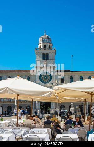 Padua piazza, im Sommer sehen Sie Menschen, die an Cafetstischen auf der malerischen Piazza dei Signori in Padua (Padua), Veneto, Italien sitzen Stockfoto