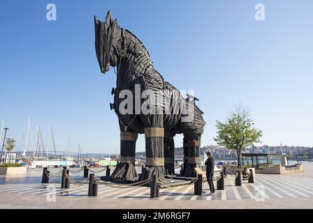 Nachbildung eines trojanischen Pferdes auf der Hafenpromenade, Canakkale auf den Dardanellen, Marmara, westliche Türkei, Türkei Stockfoto