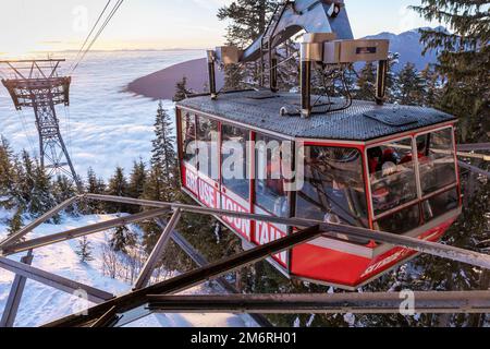 Vancouver, Kanada - Dezember 16,2022: Ein Blick auf die Skyride Gondola am Gipfel von Vancouver im Grouse Mountain Ski Resort bei Sonnenuntergang Stockfoto